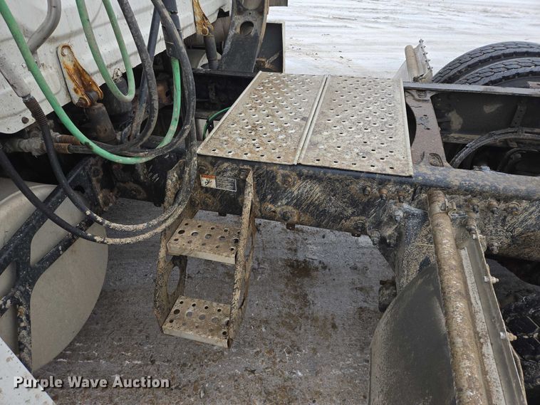 image for item EB1212 2016 Freightliner Cascadia semi truck