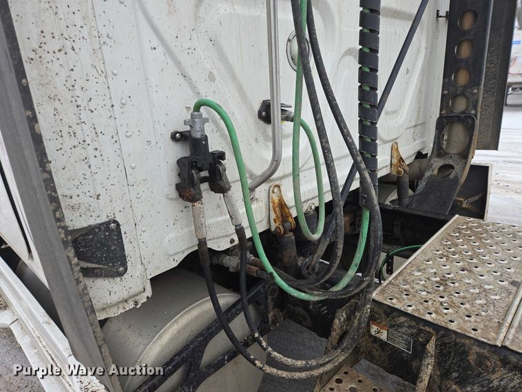 image for item EB1212 2016 Freightliner Cascadia semi truck