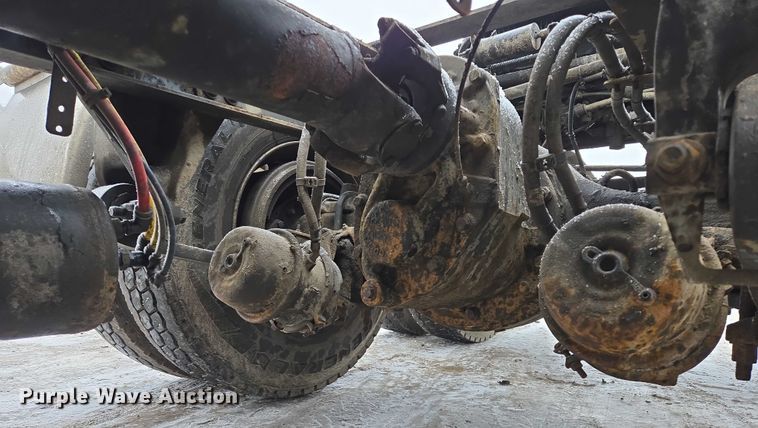 image for item EB1212 2016 Freightliner Cascadia semi truck