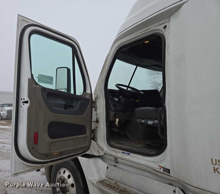 image for item EB1212 2016 Freightliner Cascadia semi truck