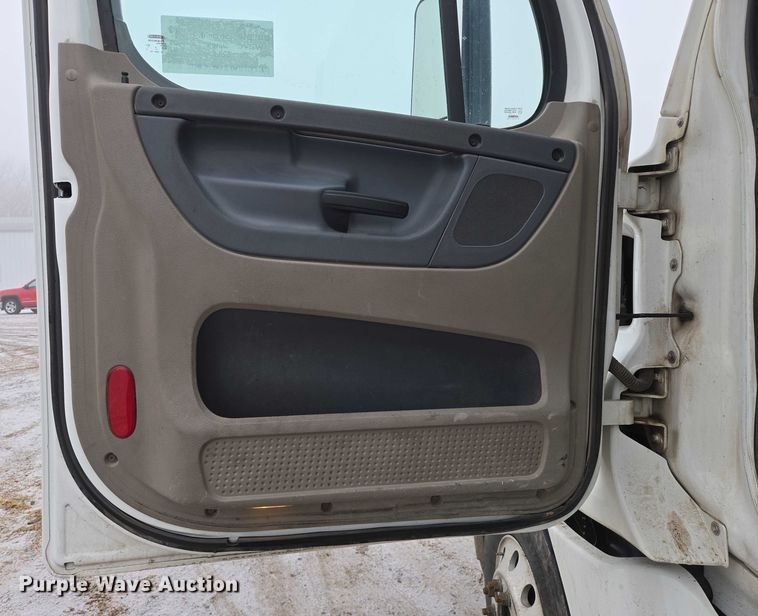 image for item EB1212 2016 Freightliner Cascadia semi truck