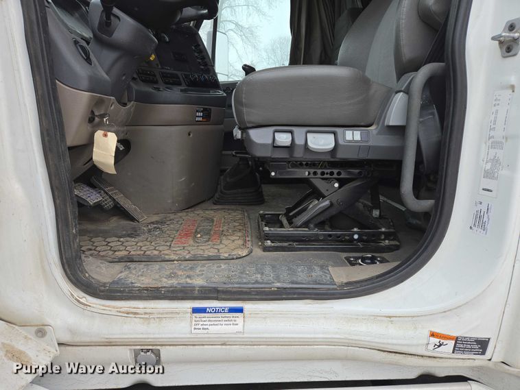 image for item EB1212 2016 Freightliner Cascadia semi truck