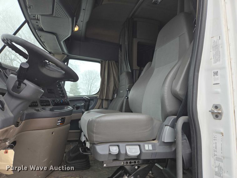 image for item EB1212 2016 Freightliner Cascadia semi truck