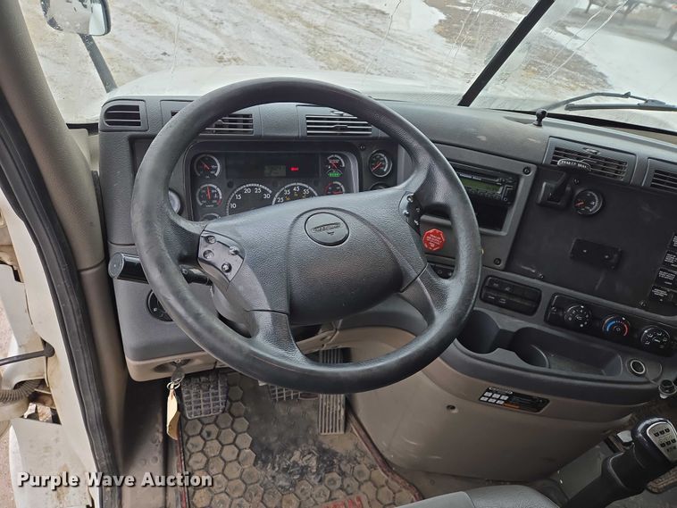 image for item EB1212 2016 Freightliner Cascadia semi truck