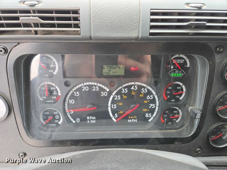 image for item EB1212 2016 Freightliner Cascadia semi truck