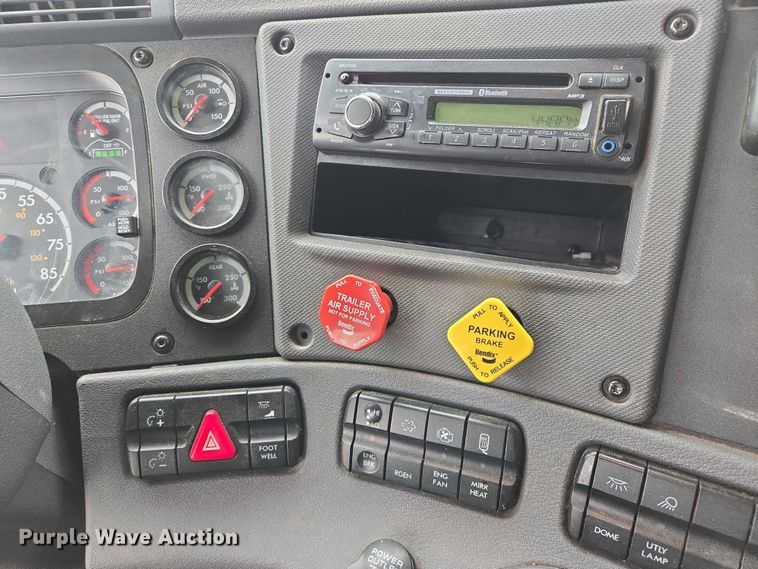 image for item EB1212 2016 Freightliner Cascadia semi truck