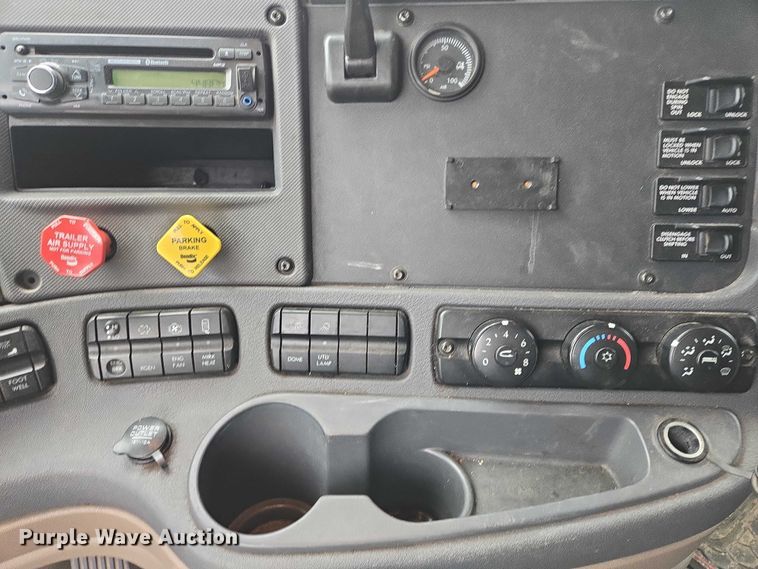 image for item EB1212 2016 Freightliner Cascadia semi truck