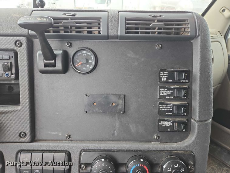 image for item EB1212 2016 Freightliner Cascadia semi truck