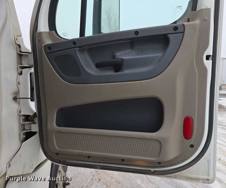 image for item EB1212 2016 Freightliner Cascadia semi truck