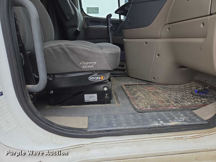 image for item EB1212 2016 Freightliner Cascadia semi truck