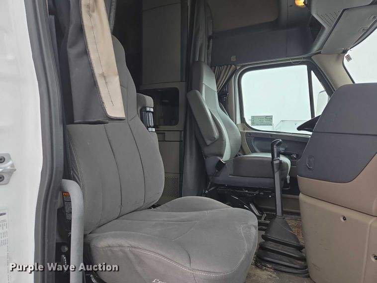 image for item EB1212 2016 Freightliner Cascadia semi truck