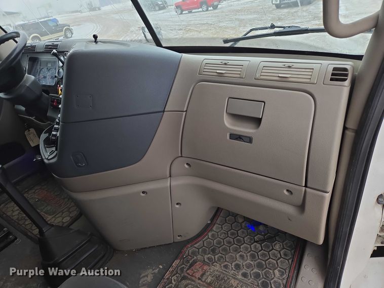 image for item EB1212 2016 Freightliner Cascadia semi truck