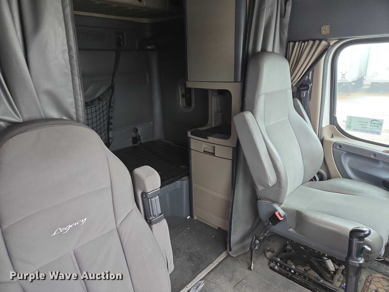 image for item EB1212 2016 Freightliner Cascadia semi truck