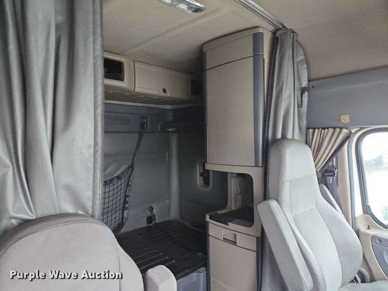 image for item EB1212 2016 Freightliner Cascadia semi truck