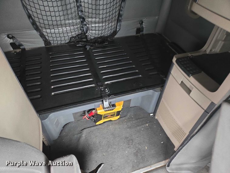 image for item EB1212 2016 Freightliner Cascadia semi truck