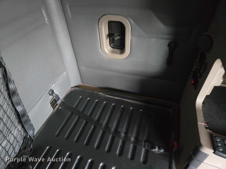 image for item EB1212 2016 Freightliner Cascadia semi truck