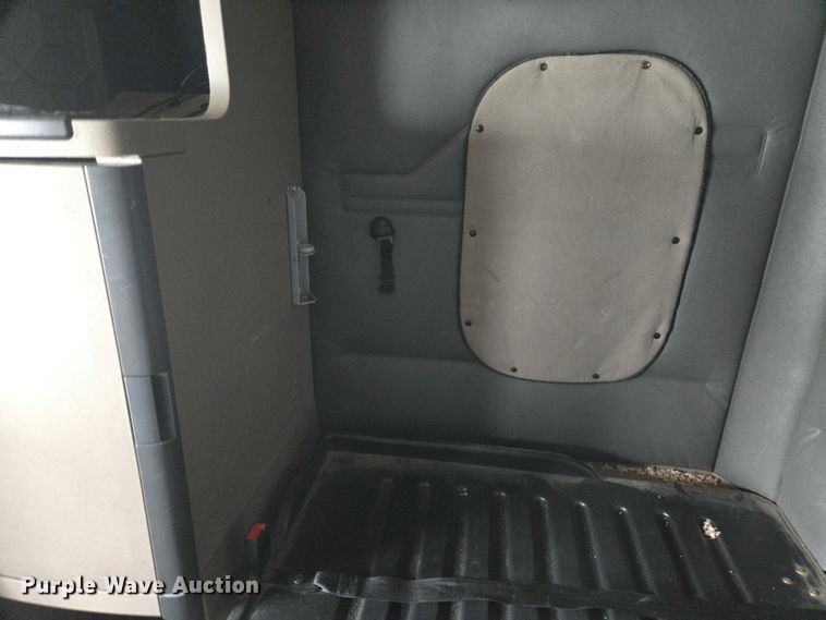 image for item EB1212 2016 Freightliner Cascadia semi truck