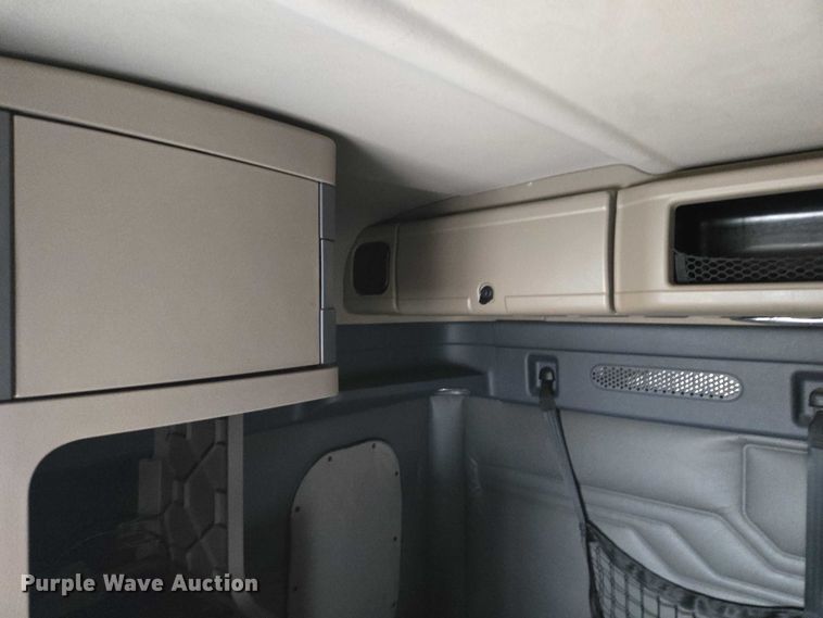 image for item EB1212 2016 Freightliner Cascadia semi truck