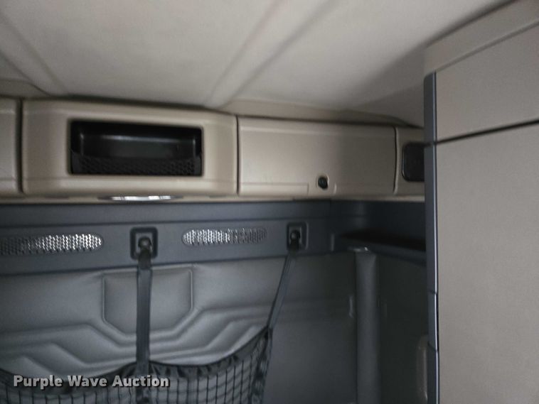 image for item EB1212 2016 Freightliner Cascadia semi truck