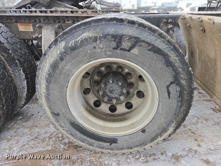 image for item EB1212 2016 Freightliner Cascadia semi truck