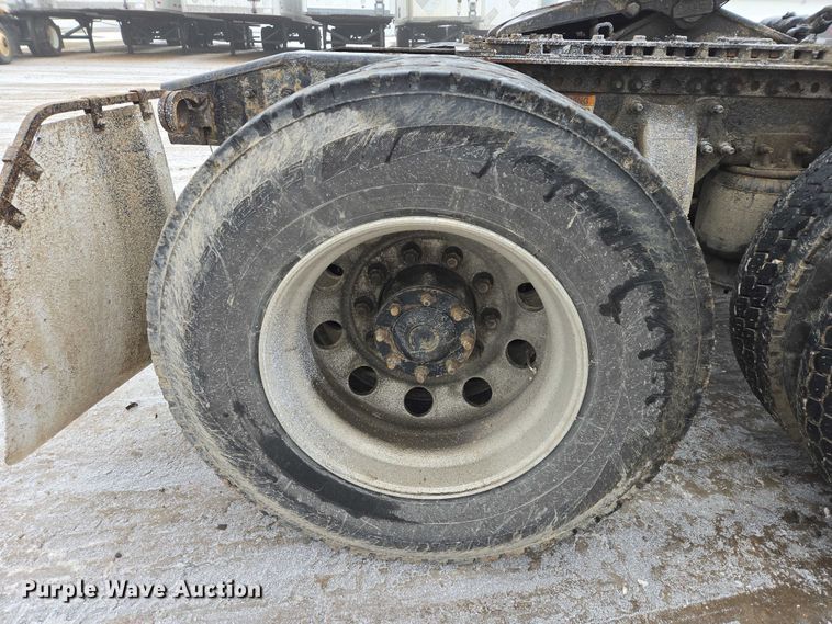 image for item EB1212 2016 Freightliner Cascadia semi truck