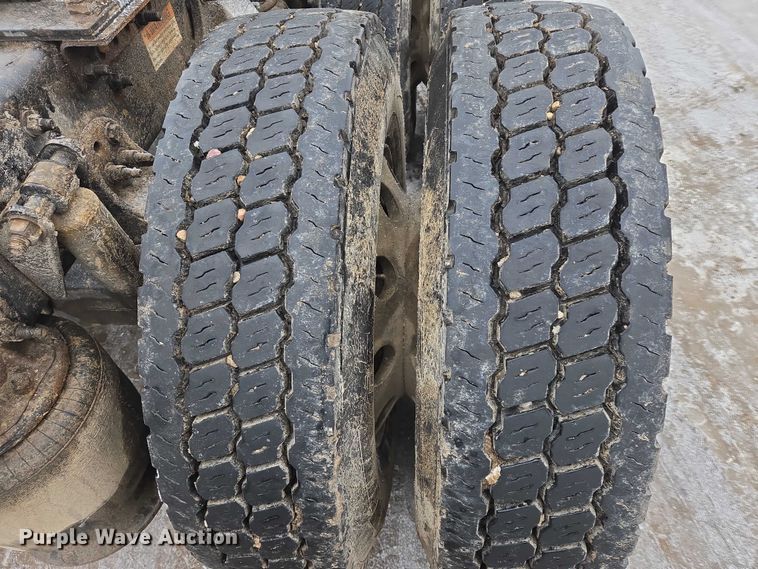 image for item EB1212 2016 Freightliner Cascadia semi truck