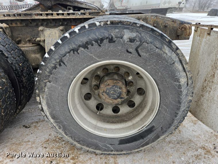 image for item EB1212 2016 Freightliner Cascadia semi truck