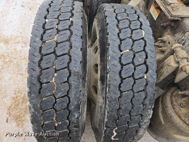 image for item EB1212 2016 Freightliner Cascadia semi truck