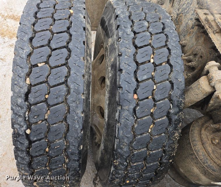 image for item EB1212 2016 Freightliner Cascadia semi truck