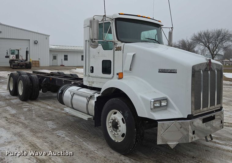 image for item EB1213 2012 Kenworth T800 truck cab and chassis