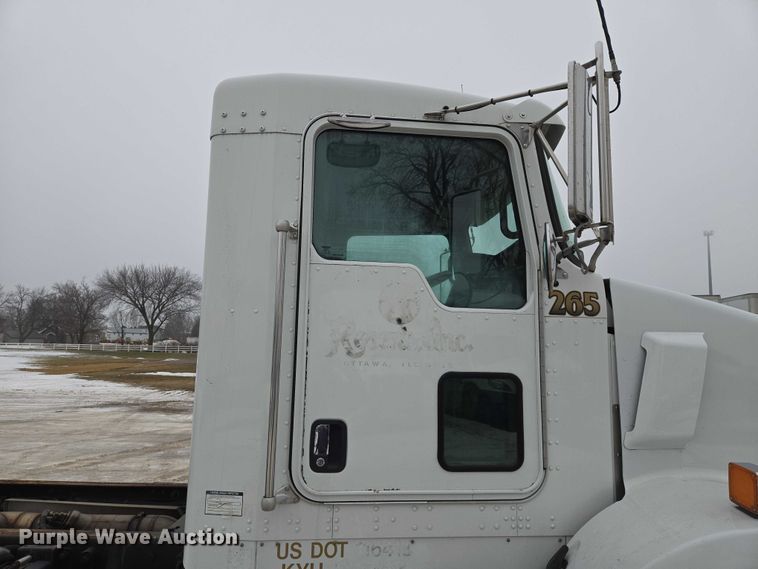 image for item EB1213 2012 Kenworth T800 truck cab and chassis