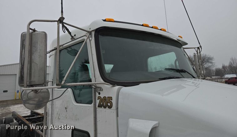 image for item EB1213 2012 Kenworth T800 truck cab and chassis