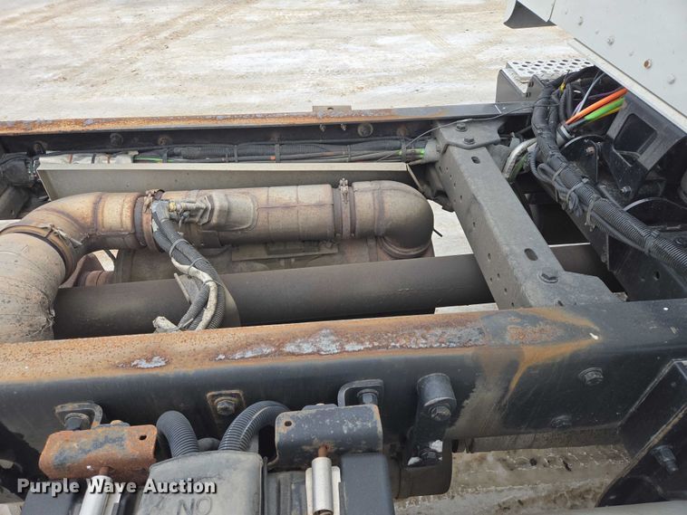 image for item EB1213 2012 Kenworth T800 truck cab and chassis