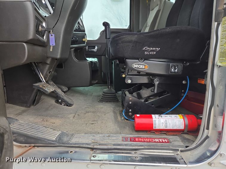 image for item EB1213 2012 Kenworth T800 truck cab and chassis