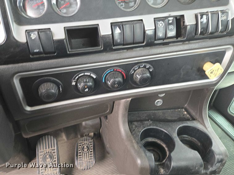 image for item EB1213 2012 Kenworth T800 truck cab and chassis