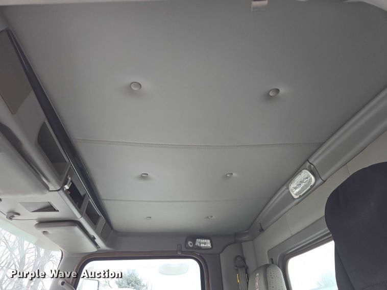 image for item EB1213 2012 Kenworth T800 truck cab and chassis