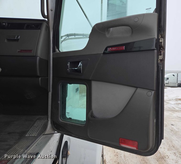 image for item EB1213 2012 Kenworth T800 truck cab and chassis