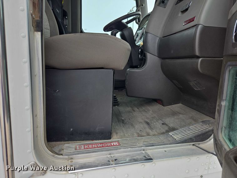 image for item EB1213 2012 Kenworth T800 truck cab and chassis