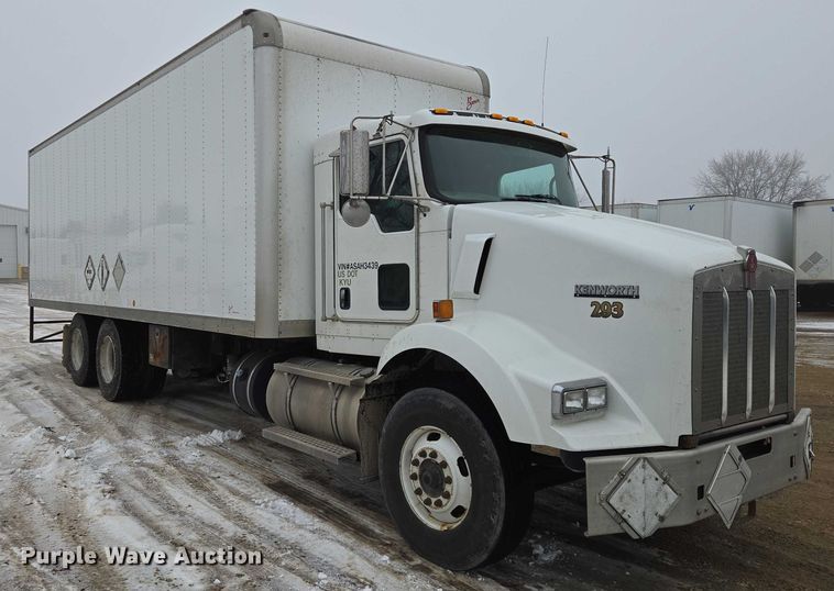 image for item EB1221 2016 Kenworth T800 box truck