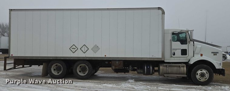 image for item EB1221 2016 Kenworth T800 box truck