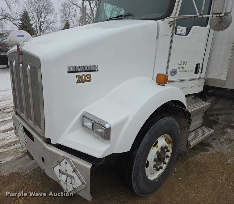 image for item EB1221 2016 Kenworth T800 box truck