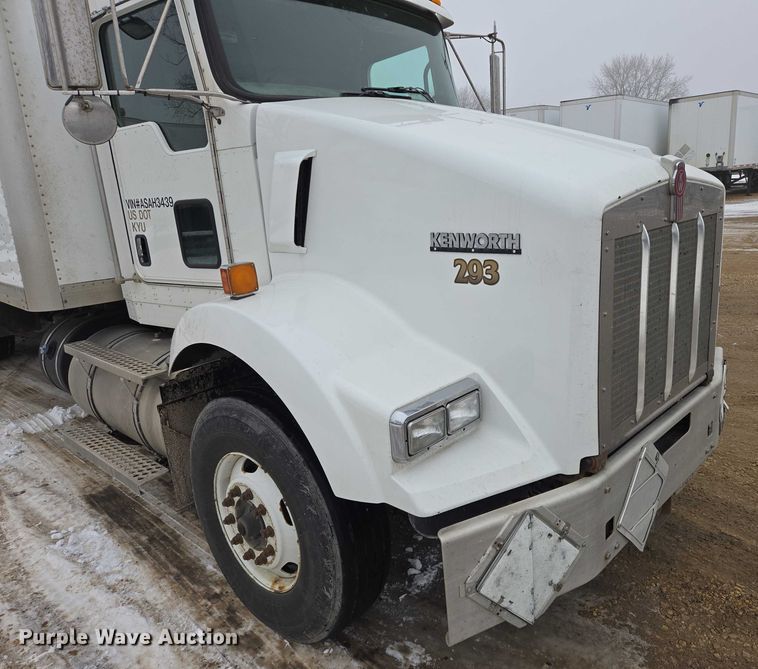 image for item EB1221 2016 Kenworth T800 box truck