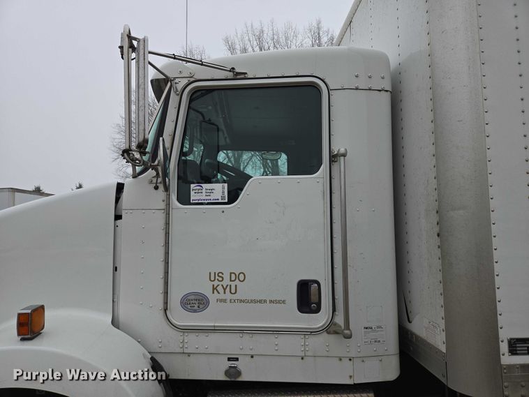 image for item EB1221 2016 Kenworth T800 box truck