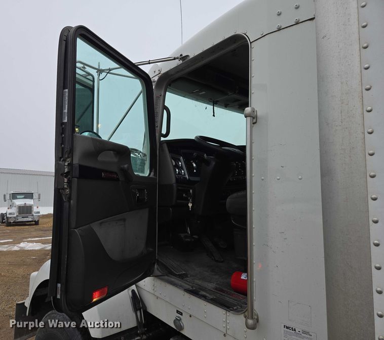 image for item EB1221 2016 Kenworth T800 box truck