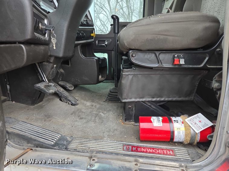 image for item EB1221 2016 Kenworth T800 box truck