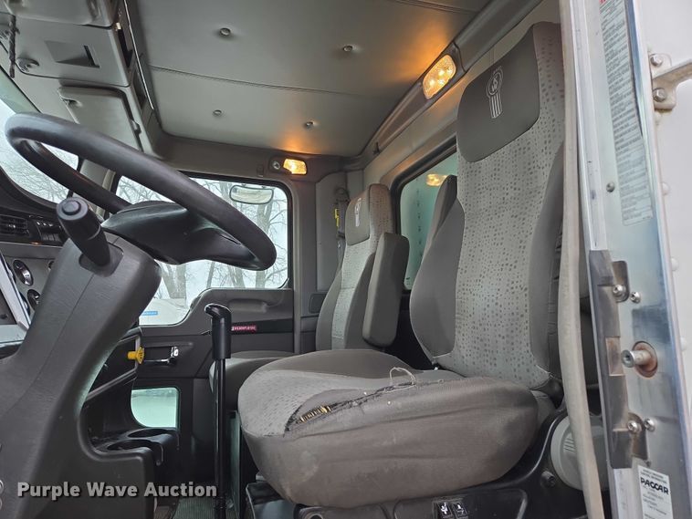 image for item EB1221 2016 Kenworth T800 box truck