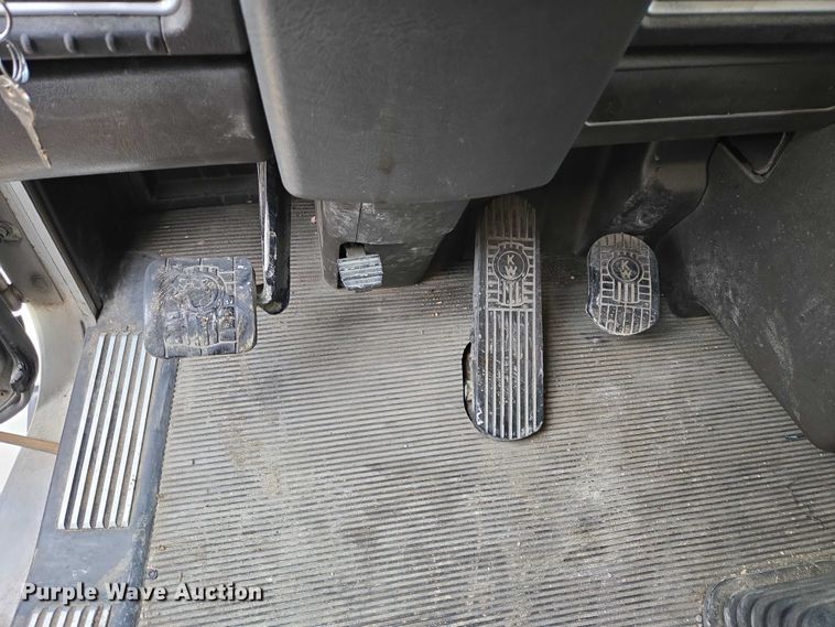 image for item EB1221 2016 Kenworth T800 box truck