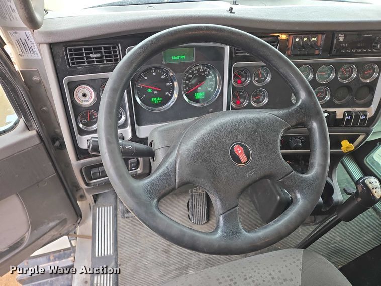 image for item EB1221 2016 Kenworth T800 box truck