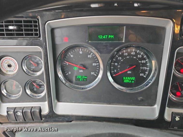 image for item EB1221 2016 Kenworth T800 box truck