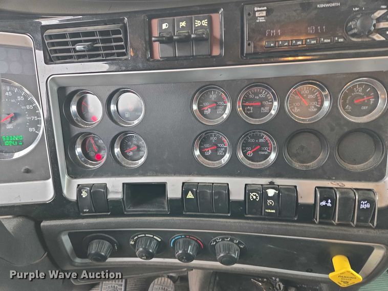 image for item EB1221 2016 Kenworth T800 box truck